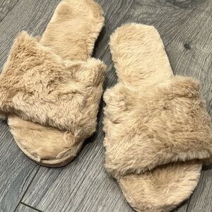 NEW Fitory Tan Faux Fur Women's Slippers Size 7 Open Toe, Fur Lined,Rubber Sole